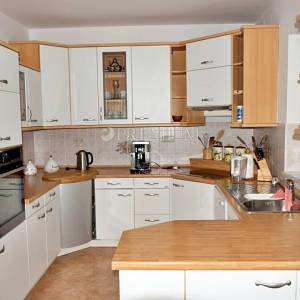 Malinska, prodaja, dva velika apartmana od 390 m2 s okućnicom