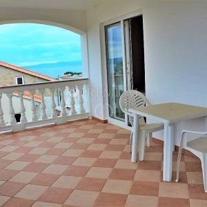 Malinska, prodaja, dva velika apartmana od 390 m2 s okućnicom