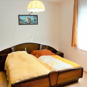 Malinska, prodaja, dva velika apartmana od 390 m2 s okućnicom