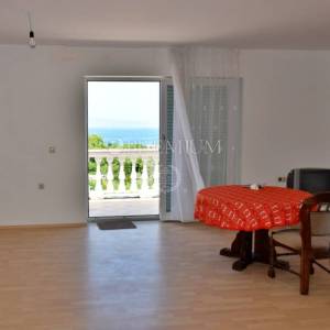 Malinska, prodaja, dva velika apartmana od 390 m2 s okućnicom