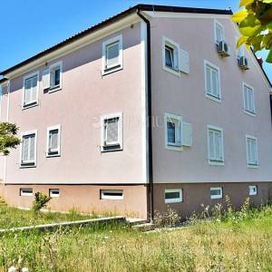 Malinska, prodaja, dva velika apartmana od 390 m2 s okućnicom