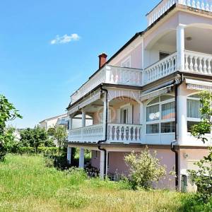 Malinska, prodaja, dva velika apartmana od 390 m2 s okućnicom