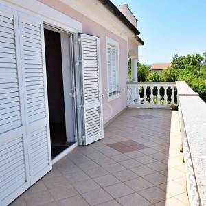 Malinska, prodaja, dva velika apartmana od 390 m2 s okućnicom