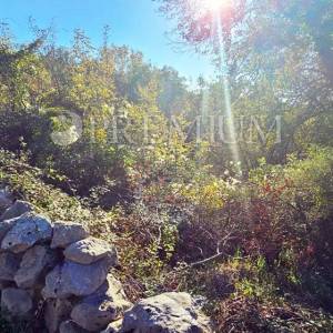 Malinska, prodaja građevinskog zemljišta, 2 km od mora!