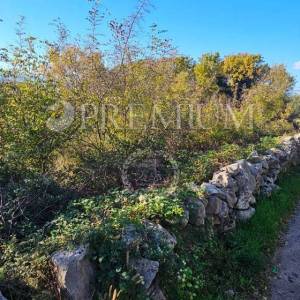 Malinska, prodaja građevinskog zemljišta, 2 km od mora!
