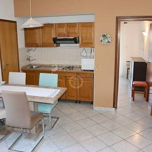 Malinska, prodaja namještene kuće s pogledom na more i okućnicom!