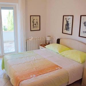 Malinska, prodaja namještene kuće s pogledom na more i okućnicom!