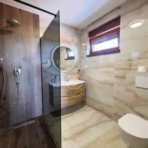 Malinska, prodaja nove kuće s pogledom, okućnicom i bazenom!