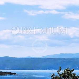 Malinska, prodaja nove kuće s pogledom, okućnicom i bazenom!