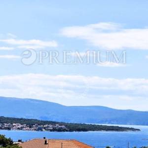 Malinska, prodaja nove kuće s pogledom, okućnicom i bazenom!