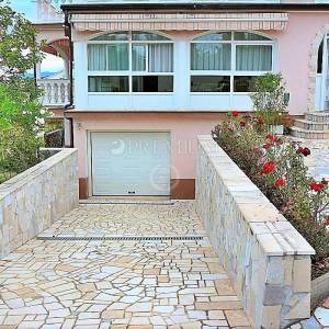 Malinska, samostojeća kuća s 3 stambene jedinice!