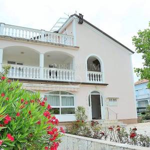 Malinska, samostojeća kuća s 3 stambene jedinice!