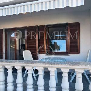 Malinska, širi centar, prodaja namještenog apartmana  s okućnicom 97 m2!!!