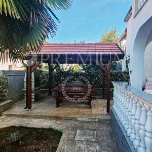 Malinska, širi centar, prodaja namještenog apartmana  s okućnicom 97 m2!!!