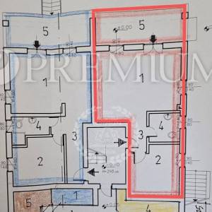 Malinska, širi centar, prodaja namještenog apartmana  s okućnicom 97 m2!!!