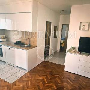 Malinska, širi centar, prodaja namještenog apartmana  s okućnicom 97 m2!!!