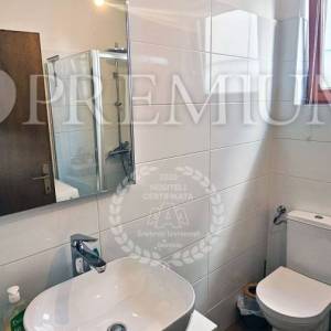 Malinska, širi centar, prodaja namještenog apartmana  s okućnicom 97 m2!!!
