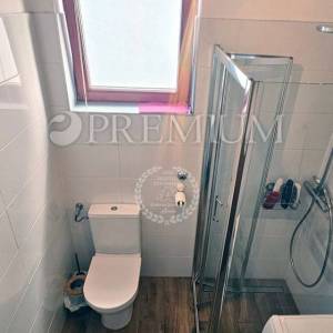 Malinska, širi centar, prodaja namještenog apartmana  s okućnicom 97 m2!!!
