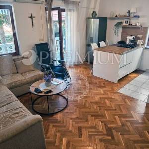 Malinska, širi centar, prodaja namještenog apartmana  s okućnicom 97 m2!!!