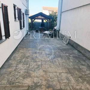 Malinska, širi centar, prodaja namještenog apartmana  s okućnicom 97 m2!!!