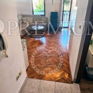 Malinska, širi centar, prodaja namještenog apartmana  s okućnicom 97 m2!!!
