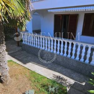 Malinska, širi centar, prodaja namještenog apartmana  s okućnicom 97 m2!!!