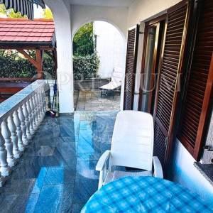Malinska, širi centar, prodaja namještenog apartmana  s okućnicom 97 m2!!!