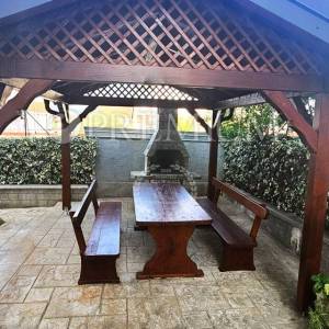 Malinska, širi centar, prodaja namještenog apartmana  s okućnicom 97 m2!!!