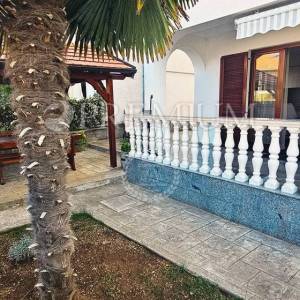 Malinska, širi centar, prodaja namještenog apartmana  s okućnicom 97 m2!!!