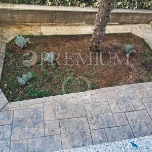 Malinska, širi centar, prodaja namještenog apartmana  s okućnicom 97 m2!!!