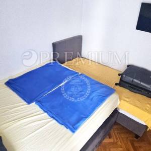 Malinska, širi centar, prodaja namještenog apartmana  s okućnicom 97 m2!!!