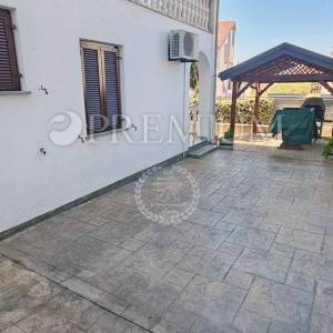 Malinska, širi centar, prodaja namještenog apartmana  s okućnicom 97 m2!!!