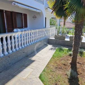 Malinska, širi centar, prodaja namještenog apartmana  s okućnicom 97 m2!!!