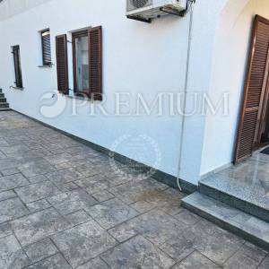 Malinska, širi centar, prodaja namještenog apartmana  s okućnicom 97 m2!!!