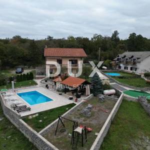 MARINIĆI, GORNJI ZAMET - kuća 180m2 s bazenom i prekrasno uređenom okućnicom 700m2
