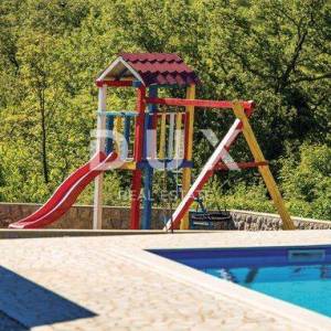 MARINIĆI, GORNJI ZAMET - kuća 180m2 s bazenom i prekrasno uređenom okućnicom 700m2