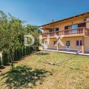MARINIĆI, GORNJI ZAMET - kuća 180m2 s bazenom i prekrasno uređenom okućnicom 700m2