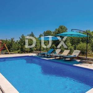 MARINIĆI, GORNJI ZAMET - kuća 180m2 s bazenom i prekrasno uređenom okućnicom 700m2