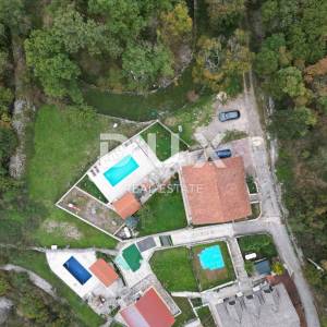 MARINIĆI, GORNJI ZAMET - kuća 180m2 s bazenom i prekrasno uređenom okućnicom 700m2