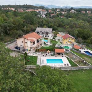 MARINIĆI, GORNJI ZAMET - kuća 180m2 s bazenom i prekrasno uređenom okućnicom 700m2