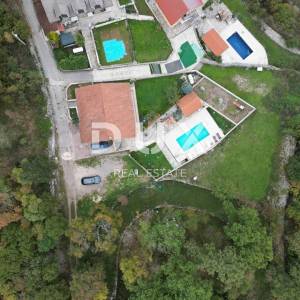 MARINIĆI, GORNJI ZAMET - kuća 180m2 s bazenom i prekrasno uređenom okućnicom 700m2