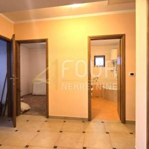 Marinići, kuća poslovno-stambene namjene, 230m2