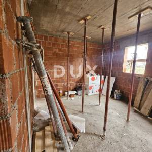 MATULJI, JURDANI, PERMANI - stan 68m2 + galerija 31m2, 2.kat  3S+DB 
