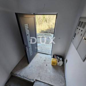 MATULJI, JUŠIĆI, JURDANI- stan 2. kat 83,43 m2 u novogradnji DB+2S s okućnicom 