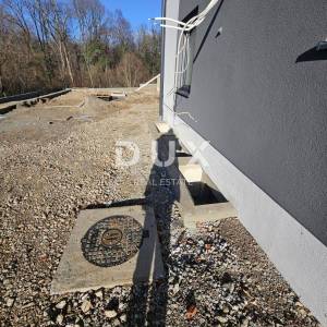 MATULJI, JUŠIĆI, JURDANI- stan prizemlje 62,34 m2 u novogradnji DB+2S s okućnicom