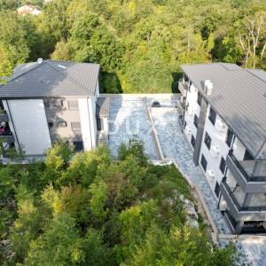 MATULJI, JUŠIĆI, JURDANI - stan prizemlje 84,06 m2 u novogradnji DB+2S s okućnicom