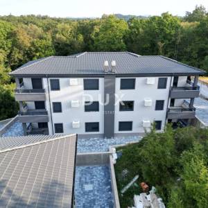 MATULJI, JUŠIĆI, JURDANI- stan 1. kat 80,12 m2 u novogradnji DB+2S s okućnicom 
