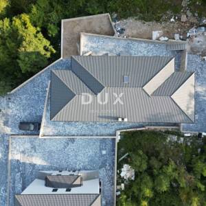 MATULJI, JUŠIĆI, JURDANI- stan 2. kat 87,74 m2 u novogradnji DB+2S s okućnicom 