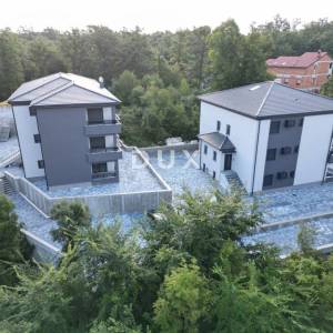 MATULJI, JUŠIĆI, JURDANI- stan 2. kat 87,74 m2 u novogradnji DB+2S s okućnicom 