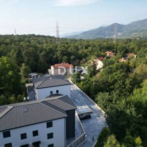 MATULJI, JUŠIĆI, JURDANI- stan 2. kat 87,74 m2 u novogradnji DB+2S s okućnicom 